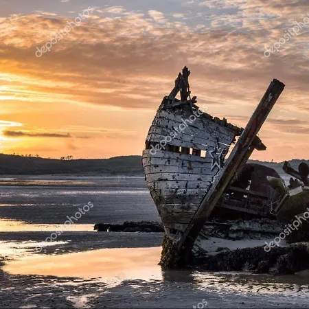 Teach Hudi Beag, Gallaghers Bar & *