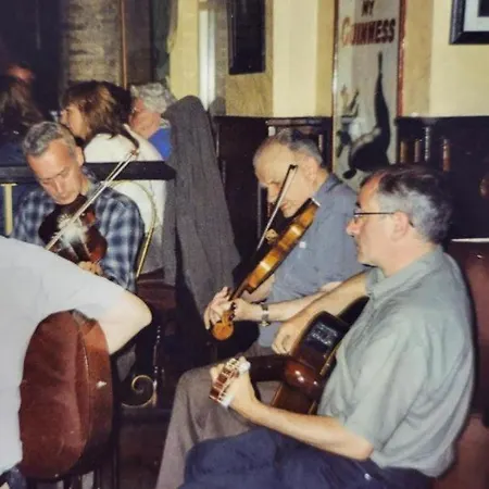 Teach Hudi Beag, Gallaghers Bar & Penzion *