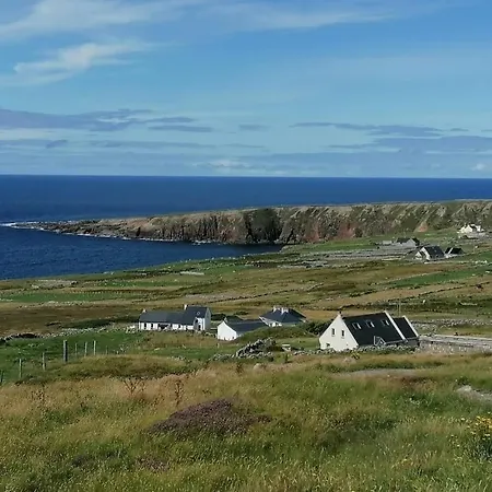 Teach Hudi Beag, Gallaghers Bar & *