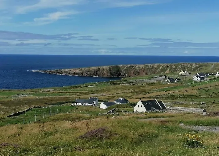 Teach Hudi Beag, Gallaghers Bar & *